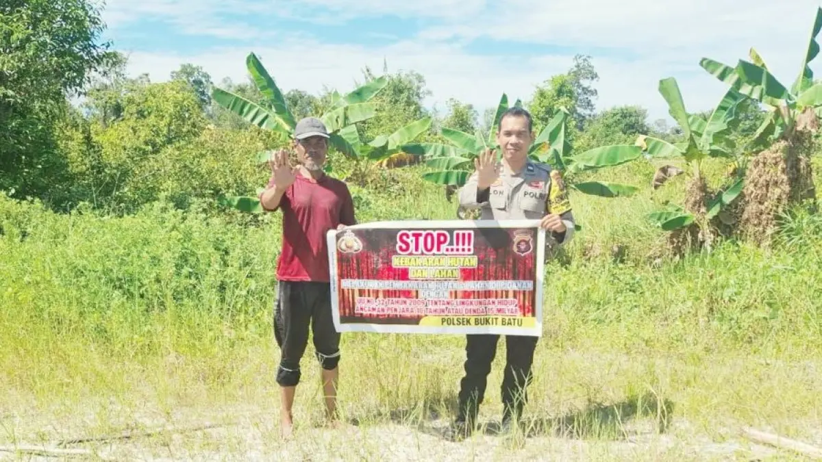 MENGINGATKAN : Jajaran Polsek Bukit Batu turun langsung ke lapangan untuk mengingatkan warga agar tidak menjadi pemicu bencana tahunan Karhutla yang kerap melumpuhkan aktivitas masyarakat. FOTO: IST/RADAR SAMPIT