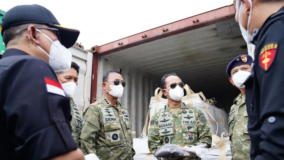 Panglima Komando Armada RI Laksdya TNI Denih Hendrata (kiri) dan Kepala Staf Umum (Kasum) TNI Letjen TNI Richard Tampubolon (kanan) saat memeriksa kontainer berisi mineral di Batam, Selasa (26/5/2026) (Humas Mabes TNI/Antara)