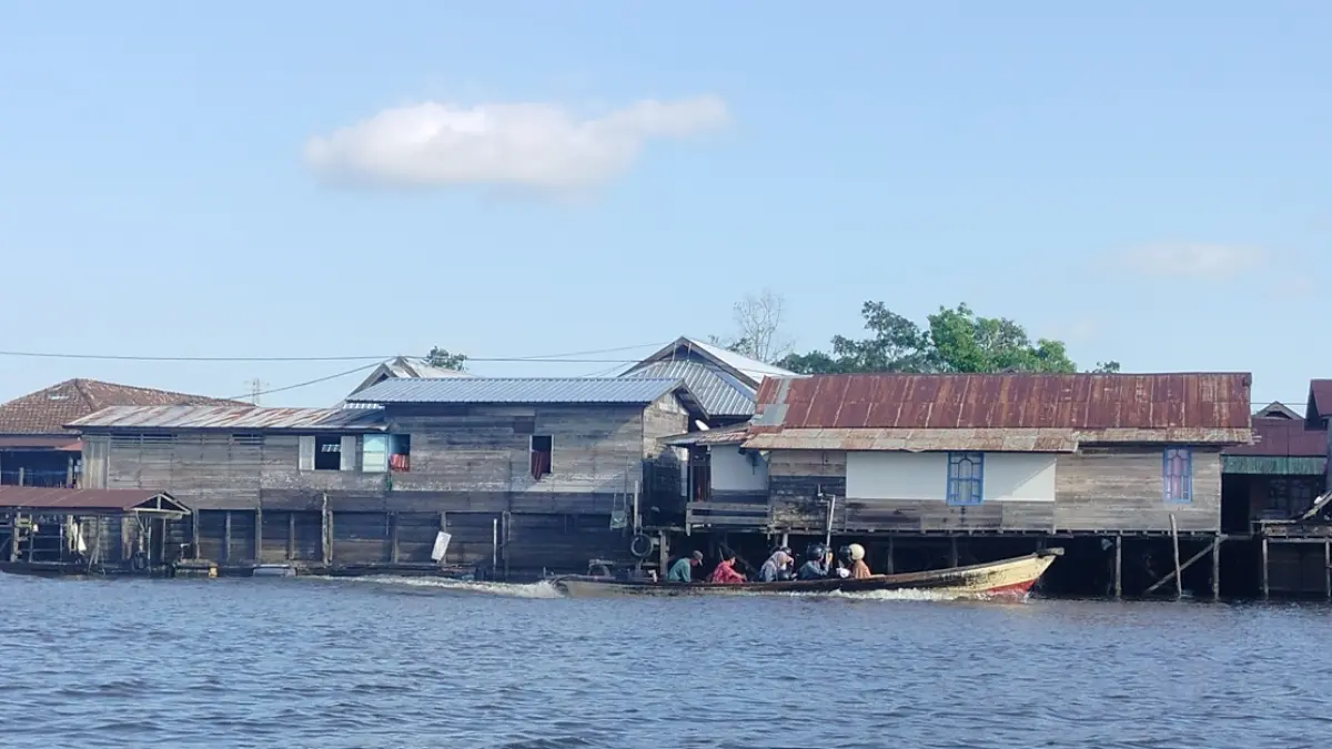 Para karyawan perusahaan kelapa sawit ke Kota Sukamara menggunakan jasa angkutan perahu.&nbsp; FAUZIANNUR/RADAR SAMPIT&nbsp; 