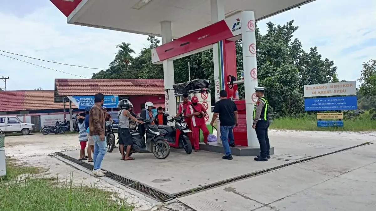 PATROLI : Personel Polres Gumas melaksanakan patroli dan monitoring stok BBM di SPBU Kuala Kurun, Jumat (5/6/2026). FOTO : HUMAS POLRES GUMAS/RADAR SAMPIT