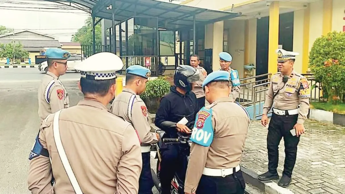 PEMERIKSAAN : Seluruh personel yang masuk ke Mapolresta Polresta Palangka Raya tak luput dari pemeriksaan mendadak yang digelar Seksi Profesi dan Pengamanan (Propam), Kamis (4/6/2026). FOTO: IST/RADAR SAMPIT