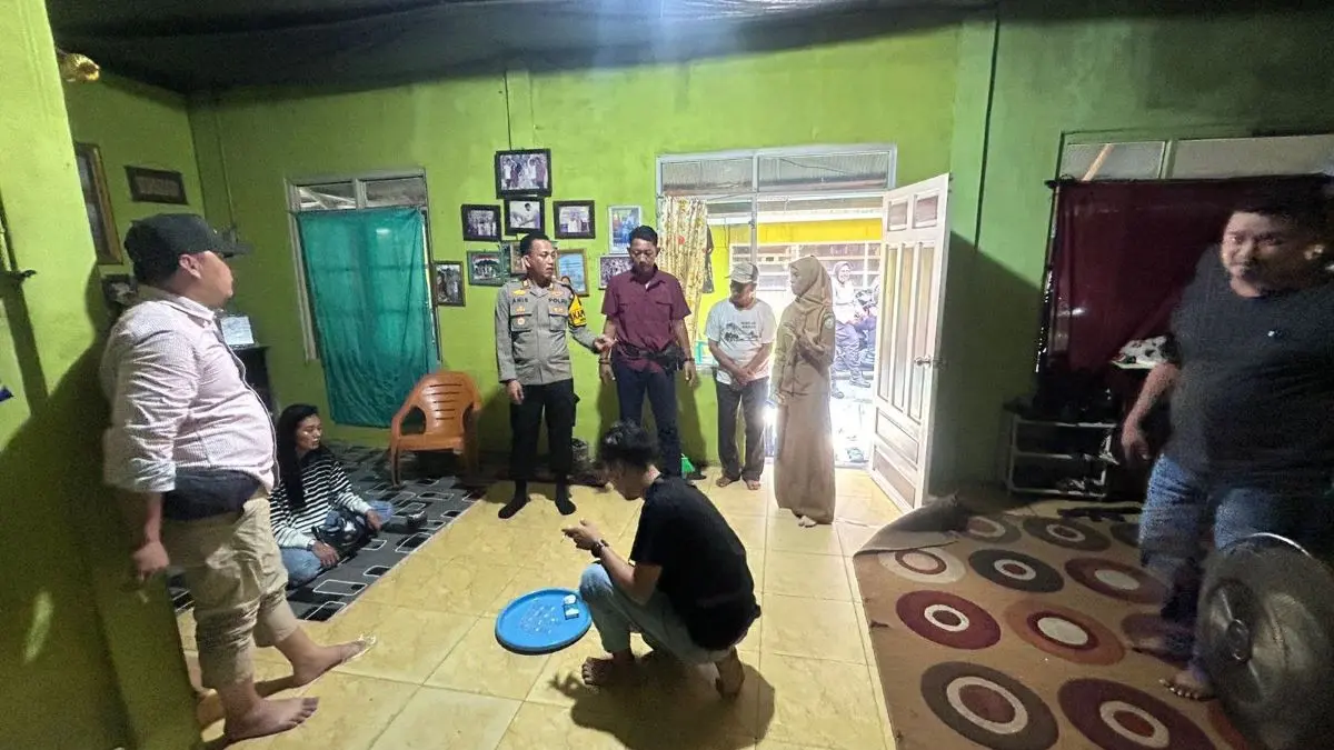 PENANGKAPAN : Kapolsek Ketapang AKP Anis saat memimpin penangkapan pengedar sabu di Gang Tiung Andai, Sampit, Selasa (2/6/2026) lalu. FOTO: POLRES KOTIM/RADAR SAMPIT