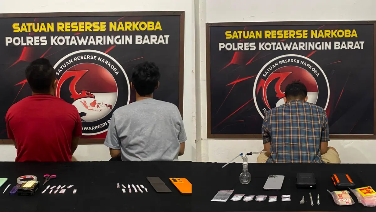 PENGEDAR SABU: Tiga pengedar sabu dibekuk Polres Kobar di dua tempat berbeda. (Humas Polres Kobar/Radar Sampit)
