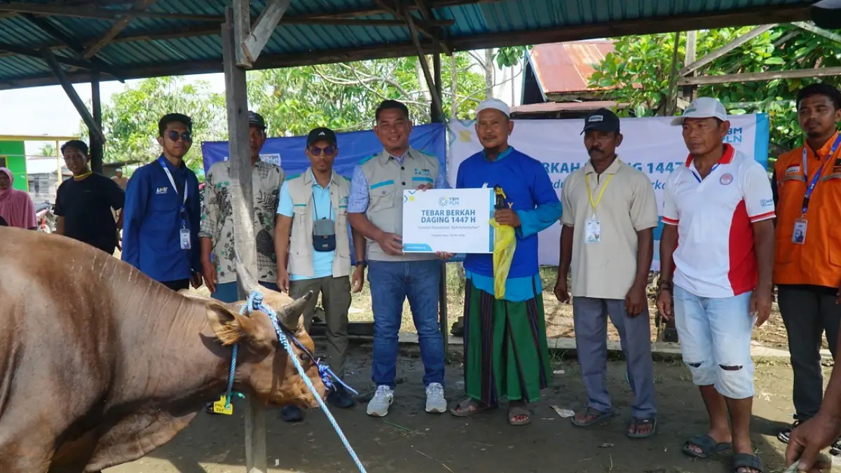 Simbolis penyerahan hewan dalam program Tebar Berkah Daging dari YBM PLN UID Kalselteng oleh ketua YBM Choirul Anwar kepada Imam Masjid Baiturrahman Tinggiran Baru, H. Abu Bakar.’