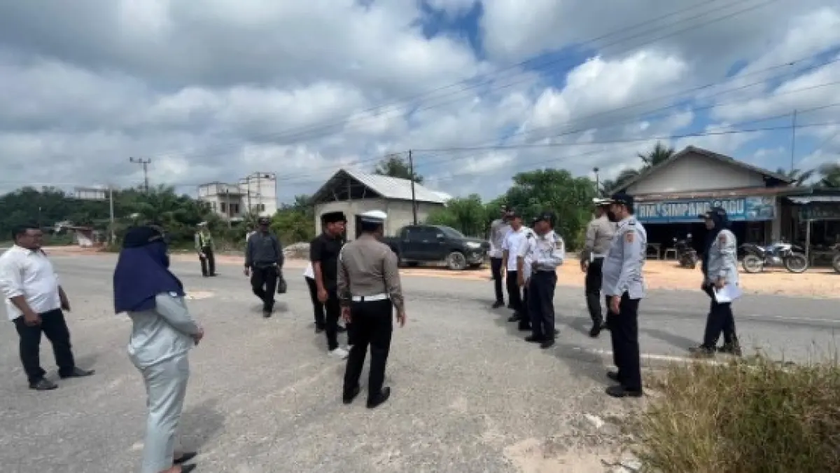 SURVEI : Tim gabungan melaksanakan survei lapangan penanganan kerawanan lalu lintas di Simpang Sagu, Desa Suka Makmur, Kecamatan Kotawaringin Lama (Kolam), belum lama tadi. FOTO: IST/RADAR SAMPIT 