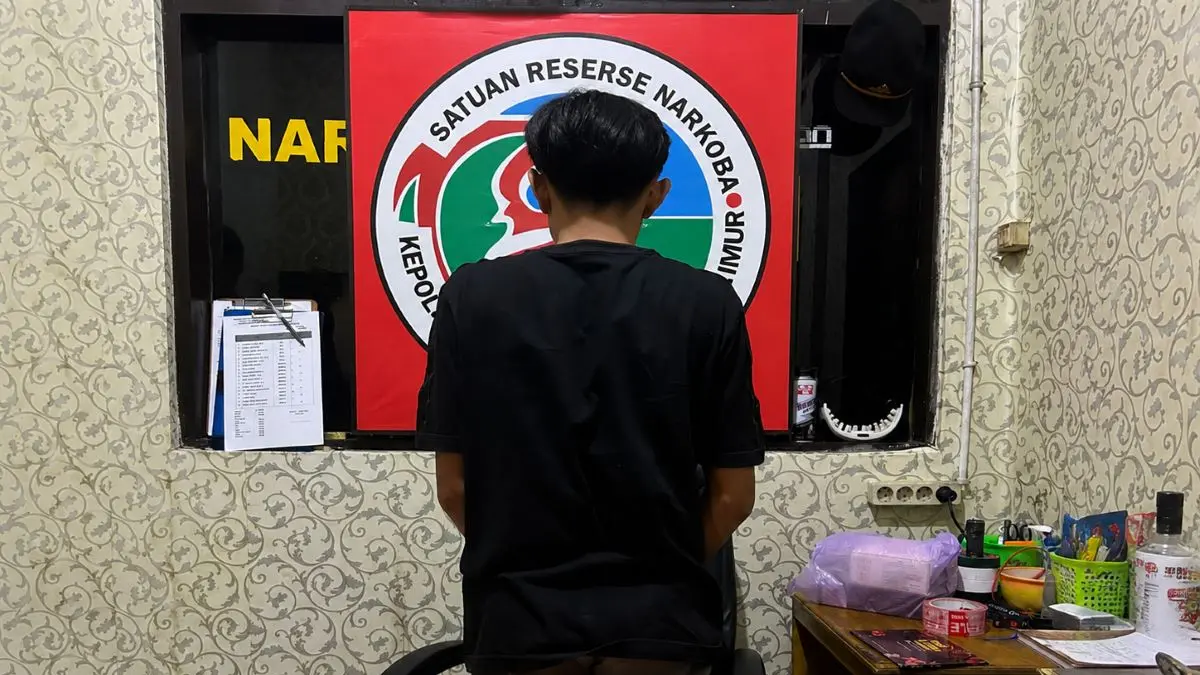TEK BERKUTIK: Pelaku DM (22) diamankan bersama barang bukti narkoba di kantor polisi. FOTO: POLRES KOTIM/RADAR SAMPIT