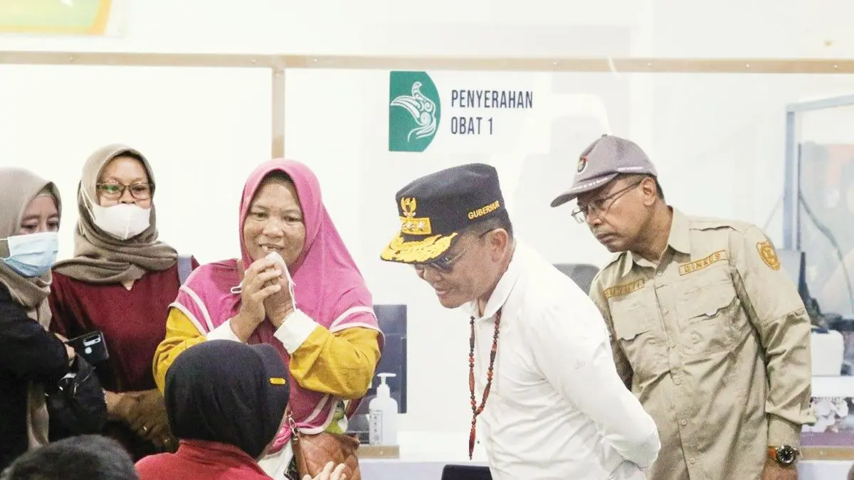 TINJAU: Gubernur Kalteng Agustiar Sabran saat meninjau RSUD Hanau dan berinteraksi dengan pasien, beberapa waktu lalu. FOTO: IST/RADAR SAMPIT