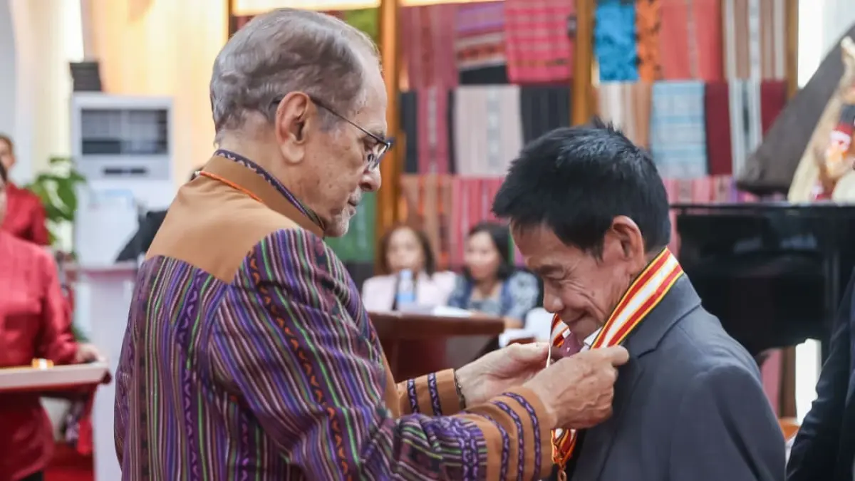 José Ramos Horta, Presiden Republik Demokratik Timor Leste dan Kusni Sulang, kontributor Harian Radar Sampit, dua sahabat lama berjumpa kembali setelah puluhan tahun tidak bertemu. Pada Senin (18/5/2026), mereka bertemu pada Acara Prezidente Horta Show yang diselenggarakan menjelang hari kemerdekaan Timor-Leste lalu pada Selasa (19/5/2026), Kusni Sulang dianugrahi Tanda Kehormatan Ordem Timor-Leste Cola (The Order of Timor-Leste) bertempat di Salaun China. Foto: Bagian Pers Presidensial Timor-Leste/2026