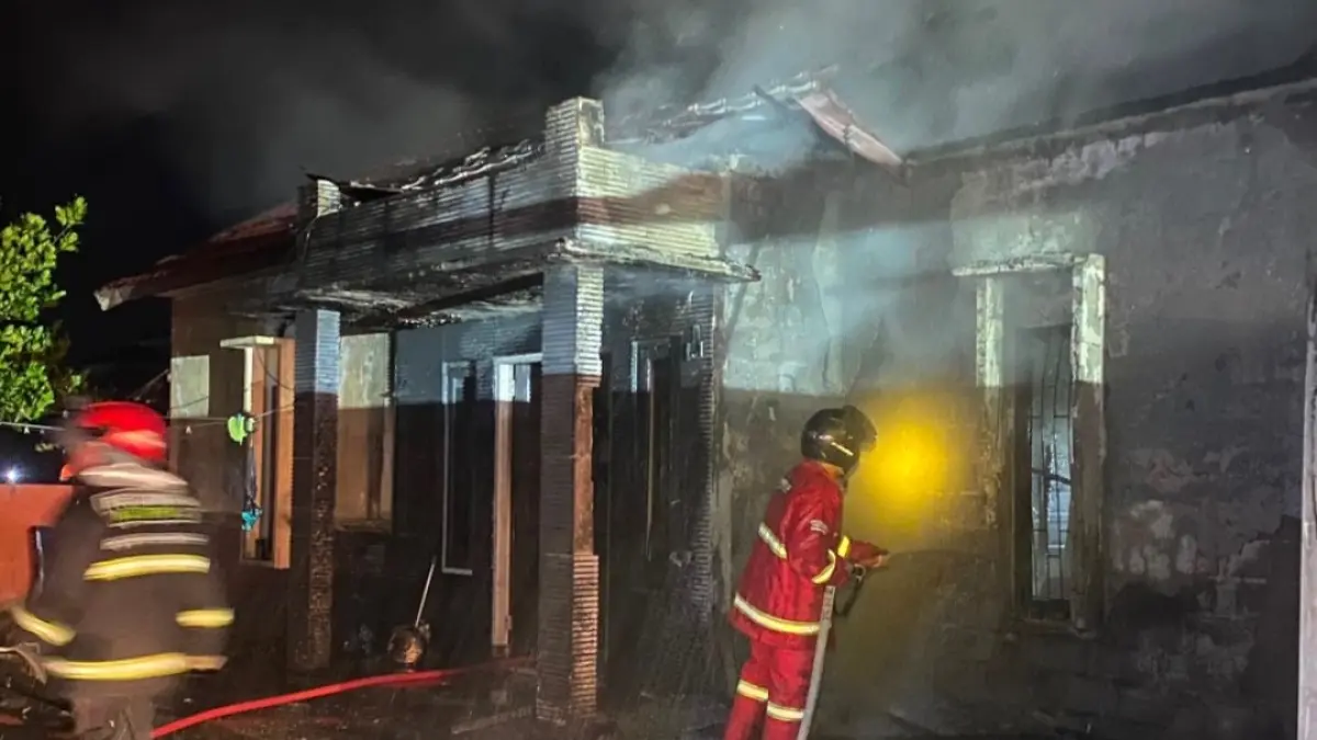 Petugas Disdamkamat Kotim dan Relawan berupaya memadamkan api yang membakar sebuah rumah permanen di Perumahan Mandiri Residence, Jalan Walter Condrat, Kelurahan Baamang Tengah, Kecamatan Baamang, Sabtu dini hari (6/6/2026). (Masyarakat Peduli Api Teluk Dalam Sampit)