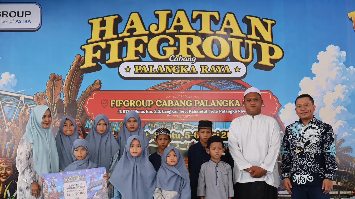 BERBAGI SESAMA: Kepala Cabang FIFGROUP Palangka Raya, Lalu Hariyadi Surya, saat menyerahkan bantuan dana sosial syariah kepada Panti Asuhan Al-Mim Kota Palangka Raya. (FIFGROUP Palangka Raya for Radar Sampit)