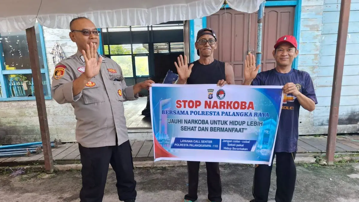 INGATKAN : Personel Polsek Bukit Batu menyambangi warga Kelurahan Tangkiling, Kecamatan Bukit Batu terkait bahaya dan ancaman narkoba. FOTO: IST/RADAR SAMPIT