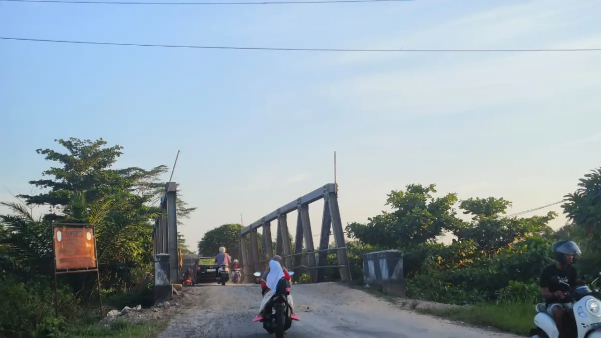 Jembatan Patah di Jalan Kapten Mulyono, Kecamatan Mentawa Baru Ketapang, Kabupaten Kotim.  (Akbar/Radar Sampit)