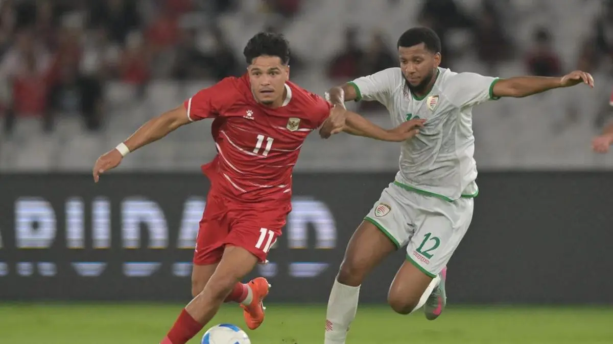 Pemain timnas Indonesia Ragnar Oratmangoen saat meladeni pemain Oman, Jumat (5/6) malam di SUGBK.(net)