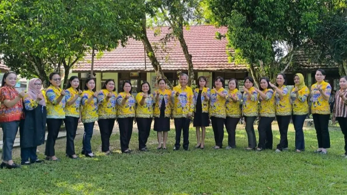 PENDIDIKAN : Kepala sekolah dan para guru berfoto bersama di halaman SMPN 3 Tewah, belum lama tadi. FOTO : SMPN 3 TEWAH/RADAR SAMPIT