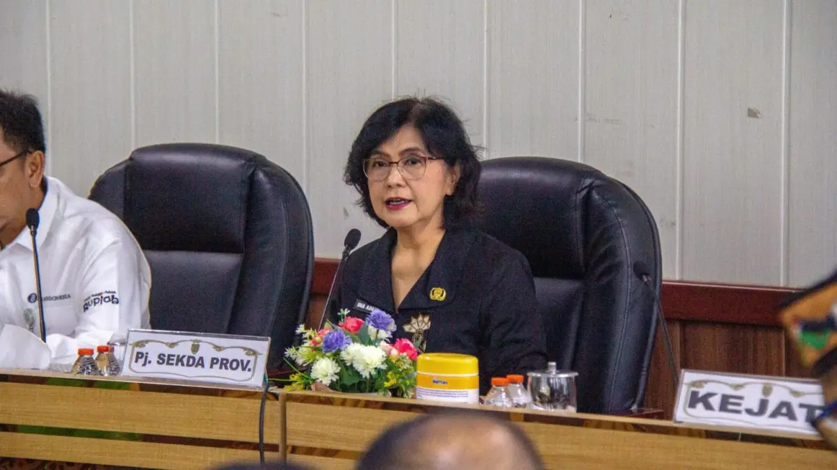 Penjabat Sekretaris Daerah (Pj Sekda) Kalteng, Linae Victoria Aden dalam rapat lintas instansi membahas inflasi, baru-baru tadi. (dodi/radarsampit)