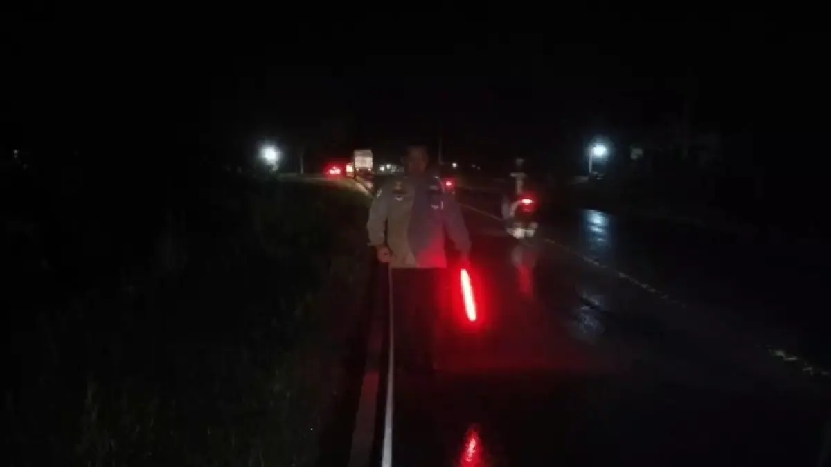 Satlantas Polres Kobar saat olah kejadian perkara tabrakan di kilometer 60, Dusun Semanggang, Desa Pangkalan Banteng, Kecamatan Pangkalan Banteng, Kabupaten Kobar, belum lama ini. (Polres/Radar Sampit)