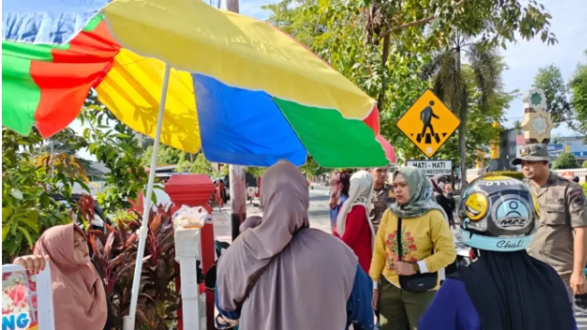 Sosialisasi relokasi pedagang di depan RSSI Pangkalan Bun ke jalan Sudirman S.H, samping rumah sakit, Sabtu 6 Juni 2026. (Satpol PP/Radar Sampit)