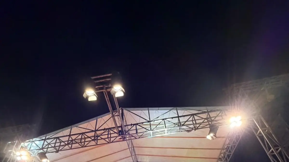 Bupati Lamandau Rizky Aditya Putra menghadiri puncak peringatan Hari Ulang Tahun (HUT) ke-21 Kecamatan Menthobi Raya di Lapangan Bola Desa Bukit Raya, Sabtu malam (6/6).&nbsp;&nbsp;(ria/radar sampit)