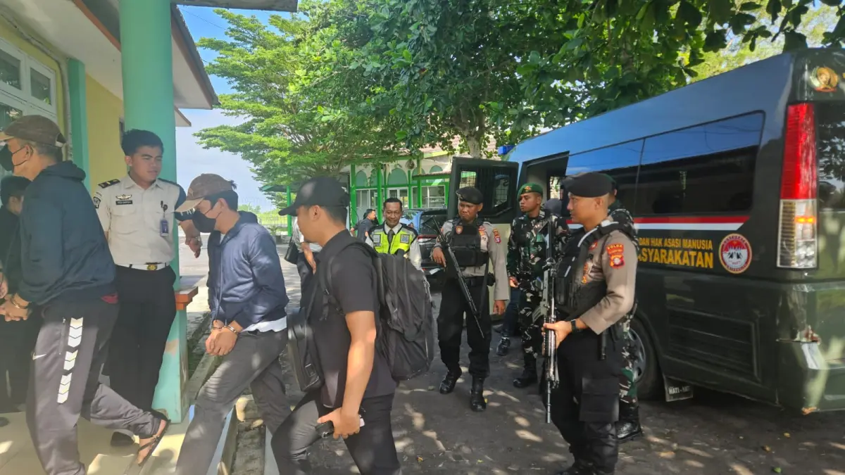 Dua narapidana dengan klasifikasi risiko tinggi (high risk), salah satunya Saleh sang pengedar sabu dipindahkan dari Lapas Kelas IIA Palangka Raya ke Lapas Karanganyar Nusakambangan, Minggu (7/6/2026). (Ditjenpas/Radar Sampit)