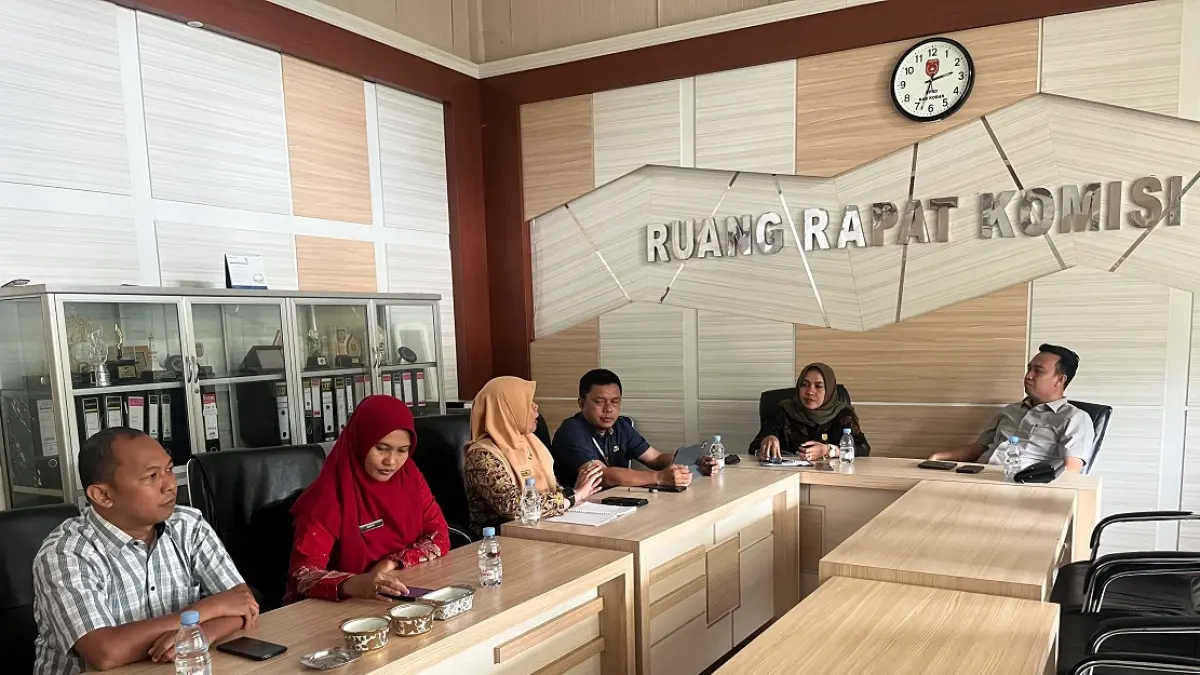 Ketua Komisi A bersama Dinas Pendidikan dan Kebudayaan Kotawaringin Barat menggelar rapat untuk membahas SPMB 2026. (SYAMSUDIN/RADAR SAMPIT)&nbsp;