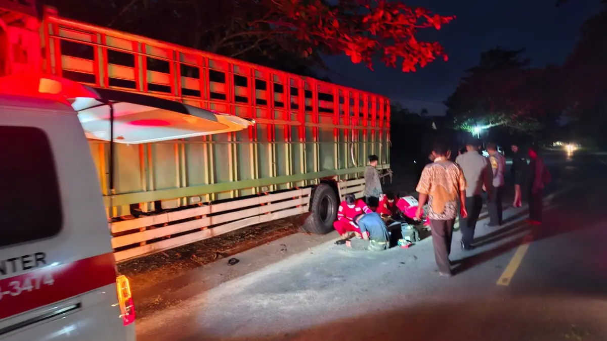 Pengendara roda dua mengalami kecelakaan usai menabrak truk parkir di Jalan Pasir Panjang, Desa Pasir Panjang, Kecamatan Arut Selatan, Kabupaten Kotawaringin Timur, Minggu 7 Juni 2026, pukul 04.30 WIB. (ist) 
