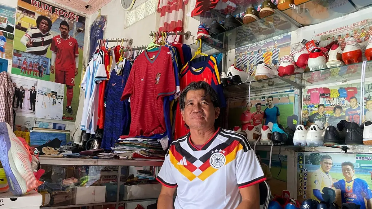 Rudi Abidinsyah atau Rudi Sport, salah satu pelaku usaha perlengkapan olahraga di Sampit mengenakan jersey timnas Jerman.(yuni/radarsampit)