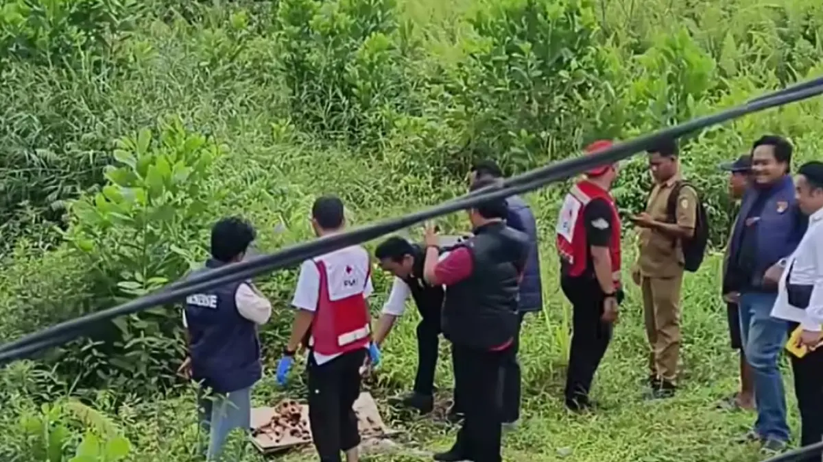 Petugas kepolisian dan PMI Kotim saat identifikasi penemuan dugaan kerangka manusia namun ternyata tengkorak orangutan di bawah jembatan Jalan Bumi Raya I, Kelurahan Baamang Barat, Kecamatan Baamang, Kabupaten Kotawaringin Timur (Kotim), Senin (8/6/2026). (Warga/Radar Sampit)