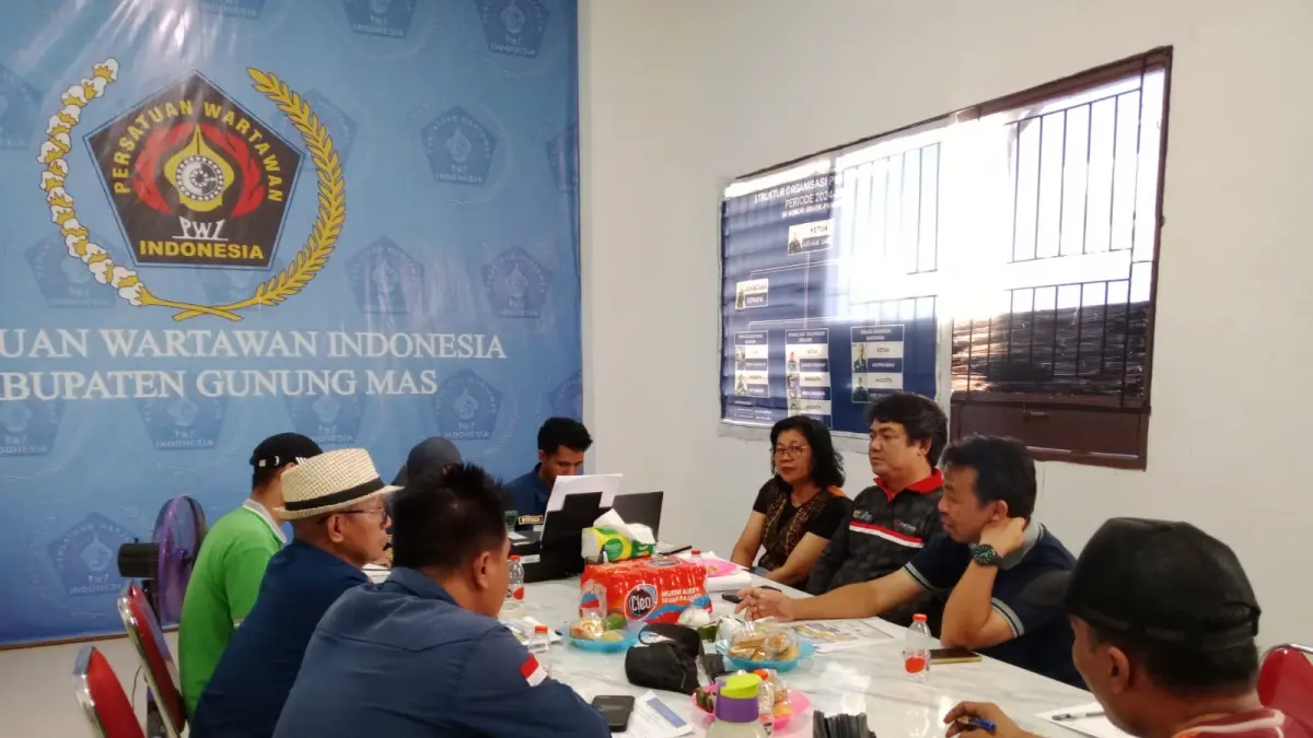 Asisten II Setda Gumas Baryen didampingi Kepala Diskominfosantik Ihromi Darma Putra, dan Kabid PIP Emi Juniati, saat melakukan rapat dengan PWI setempat, Jumat (5/6). (PWI GUNUNG MAS FOR RADAR SAMPIT)&nbsp;
