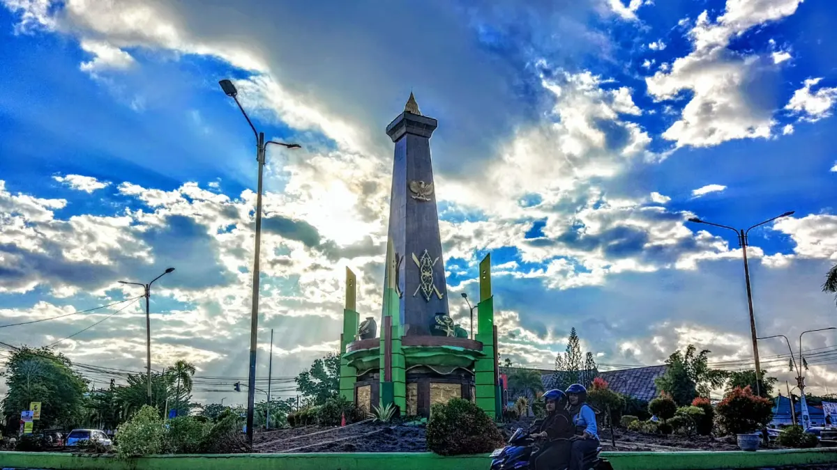 Bundaran 0 Kilometer Sampit, tampak dirombak dari sisi tamannya. Masyarakat berharap landmark ini akan lebih estetik dan ikonik. (Usay Nor Rahmad/Radar Sampit)