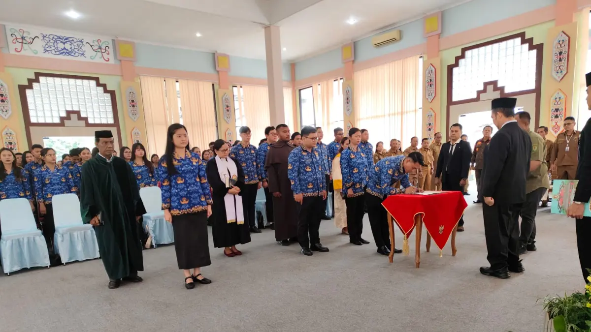 Bupati Katingan, Saiful, menyerahkan Surat Keputusan (SK) pengangkatan Pegawai Negeri Sipil (PNS) sekaligus mengambil sumpah/janji jabatan pegawai di lingkungan Pemerintah Kabupaten Katingan, Senin (8/6/2026).