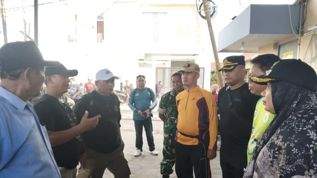 CEK TKP: Pihak Kelurahan Mentawa Baru Hilir bersama petugas berada di lokasi kejadian kasus dugaan penyekapan anak gadis di Jalan Manggis II, Sampit. FOTO: IST/RADAR SAMPIT