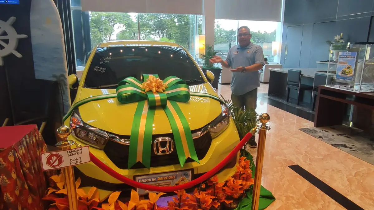 Corporate General Manager Aquarius Boutique Hotel, Bayu Andi Bawono,memperlihatkan hadiah utama untuk para pelanggan dalam rangka ulang tahun ke 17.(dodi/radarsampit)