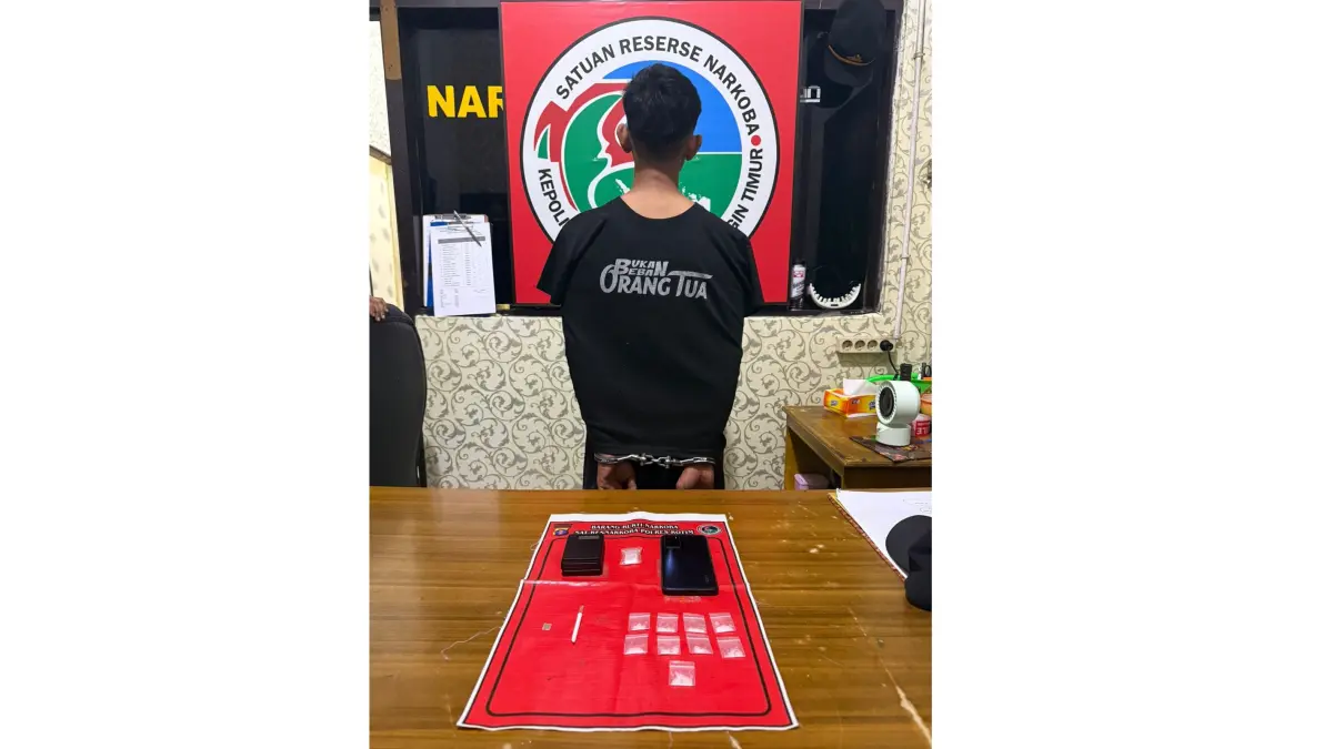 DITANGKAP: G, pria 33 tahun saat berada di Kantor Polisi karena terlibat peredaran narkoba. (Polres/Radar Sampit)