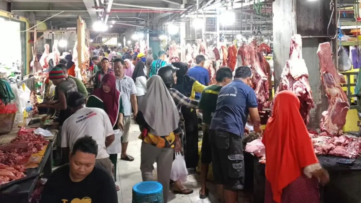 KABAR PASAR: Aktivitas pembeli dan pedagang di pasar tradisional Indra Sari, Kelurahan Baru, Kecamatan Arut Selatan, Kabupaten Kotawaringin Barat (Kobar), Senin (8/6/2026). FOTO: IST/RADAR SAMPIT 