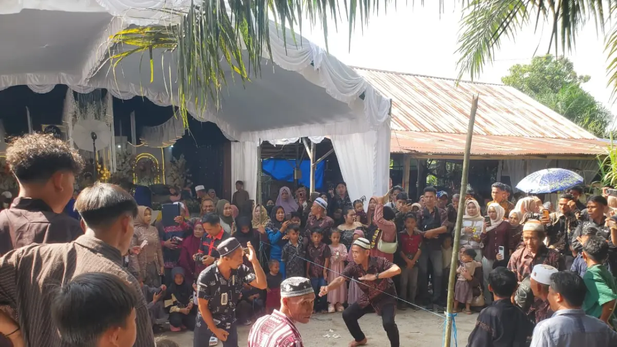 Lawang Sakepeng, tradisi khas Suku Dayak Ngaju di Desa Telaga Baru, Kecamatan Mentawa Baru Ketapang, Minggu (7/6/2026). (Usay Nor Rahmad)&nbsp;