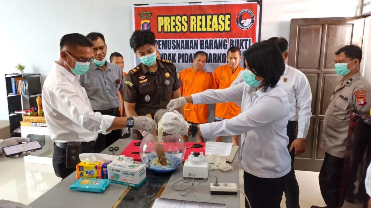 PEMUSNAHAN : Satuan Reserse Narkoba (Satresnarkoba) Polresta Palangka Raya memusnahkan barang bukti hasil pengungkapan sejumlah kasus tindak pidana narkotika, Senin (8/6/2026). FOTO: DODI/RADAR SAMPIT