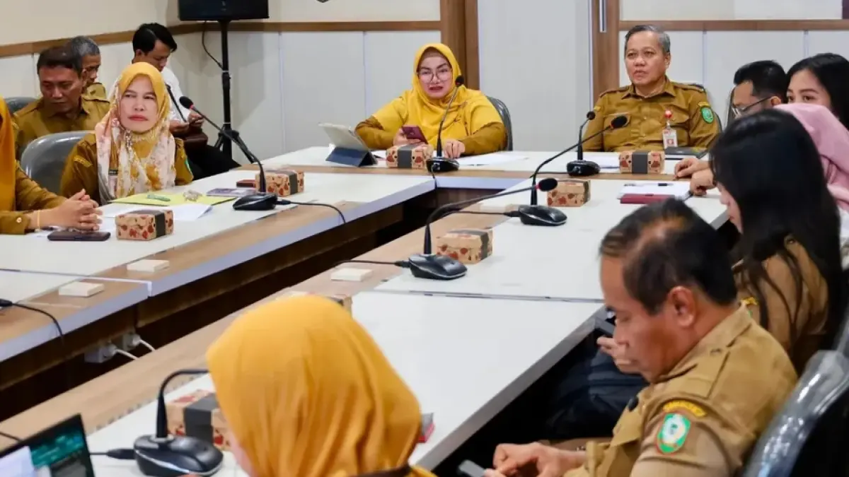 RAKOR: Wakil Bupati Kotim Irawati didampingi Pj Sekda Kotim Umar Kaderi beserta jajaran dari SOPD terkait mengikuti rapat koordinasi nasional yang dilaksanakan secara virtual dari Gedung B Setda Kotim, Senin (8/6/2026). FOTO: PROKOPIMKOTIM/RADAR SAMPIT 