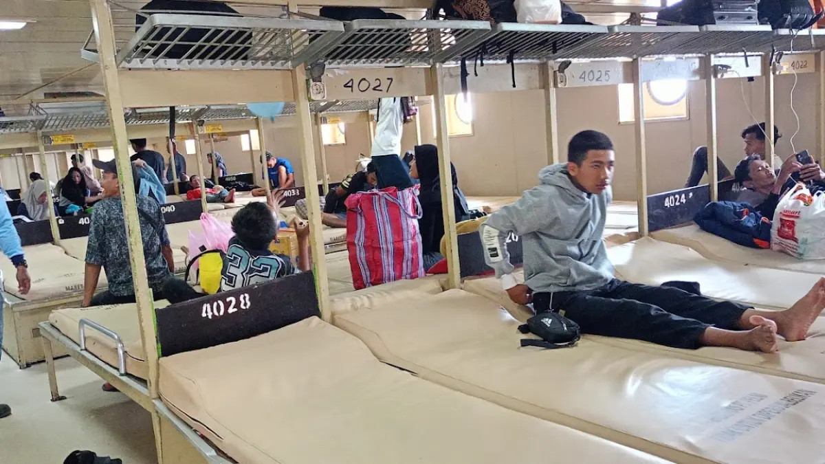Seorang pelajar asal Sampit, Yudistira, naik kapal tujuan Semarang. (HERU/RADAR SAMPIT)  &nbsp;