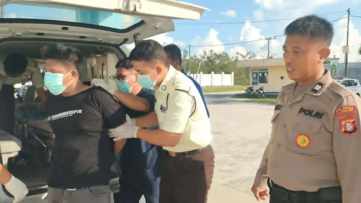 Suasana evakuasi seorang pria berinisial RY, 43, yang diduga mengalami gangguan kejiwaan, dan dilaporkan mengamuk serta meresahkan para pekerja bengkel hingga warga sekitar.(istimewa/Polsek Pahandut)