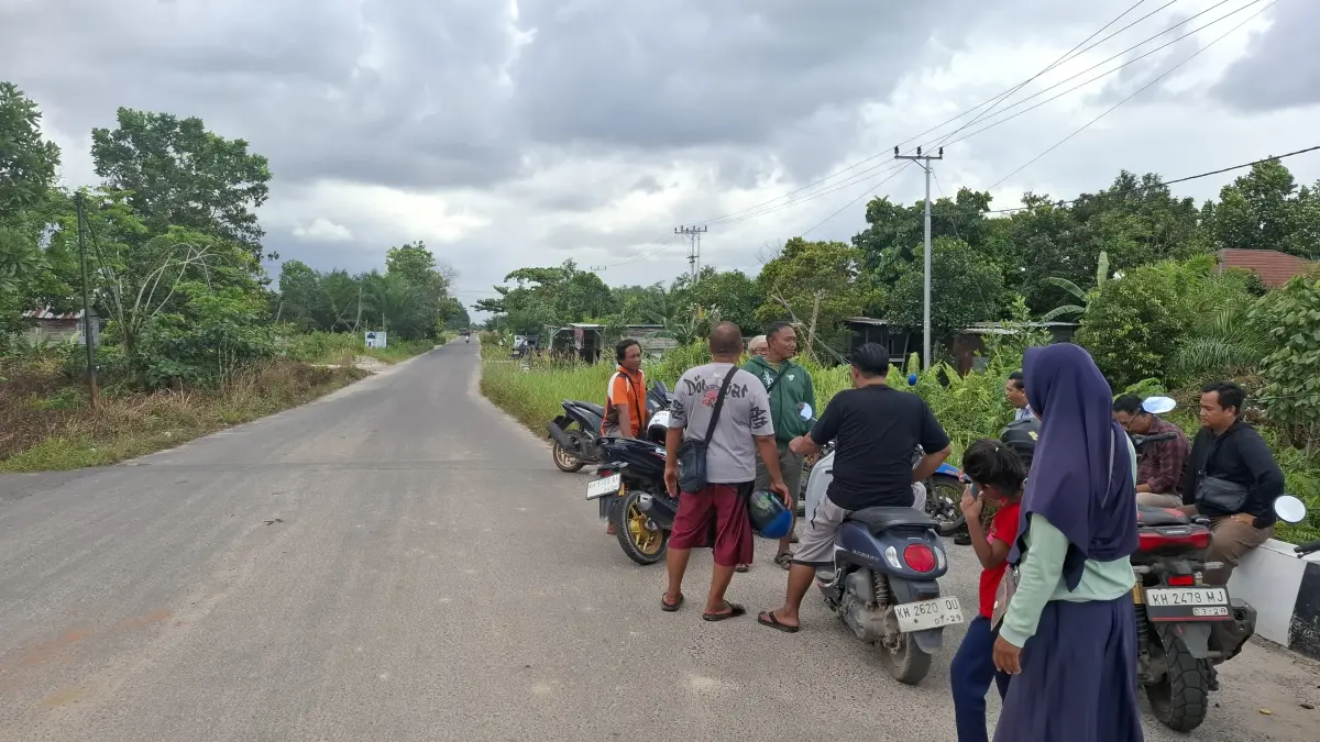TEMUAN TULANG: Sejumlah warga dibuat heboh dengan penemuan tulang dibawah kolong jembatan Jalan Bumi Raya I, Baamang, Sampit, Senin (8/6) siang. FAHRY/RADAR SAMPIT