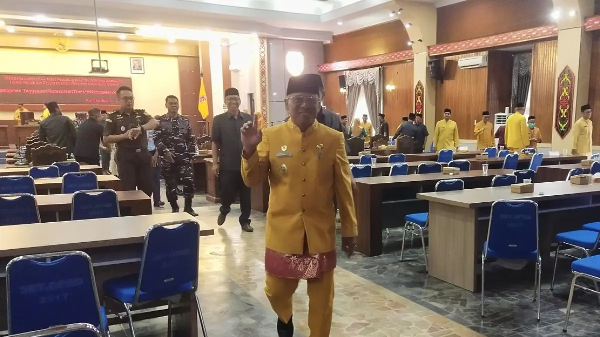 Wakil Bupati Kotawaringin Barat usai sidang paripurna di Gedung DPRD Kobar. (SYAMSUDIN/RADAR SAMPIT) 