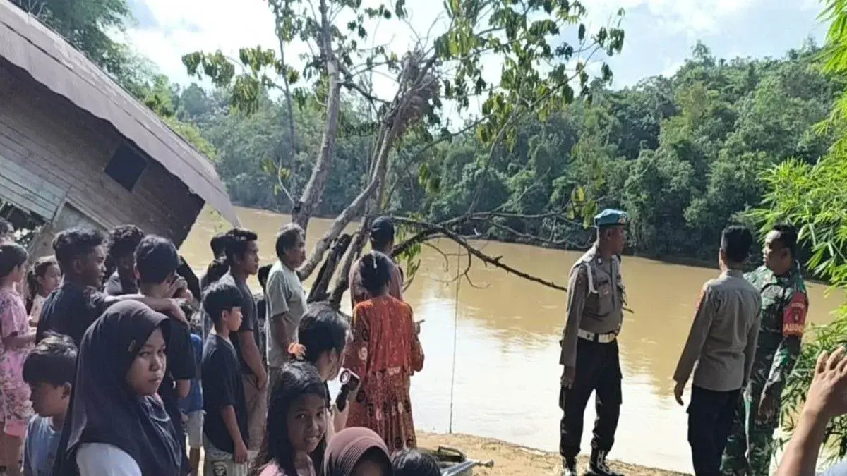 Warga dan aparat terkait saat melakukan pencairan seorang anak laki-laki berusia 11 tahun yang dilaporkan hilang dan diduga tenggelam di Sungai Kapuas, Desa Sei Hanyu, Kecamatan Kapuas Hulu, Kabupaten Kapuas, Minggu (7/6/2026). (antara)