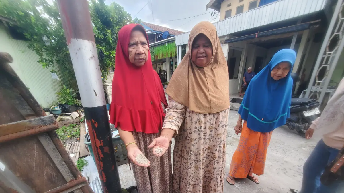 Warga korban penipuan di Gang Gudang Kuning, Kelurahan Baamang Hilir, Kecamatan Baamang, &nbsp;memperlihatkan pasir yang dikemas karung beras dan dijual dengan harga murah, , Senin (8/6/2026). (Usay Nor Rahmad/Radar Sampit)
