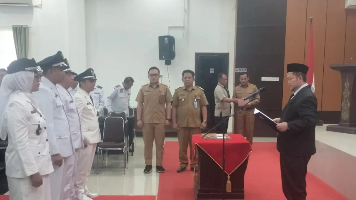 Bupati Katingan, Saiful saat melantik empat pejabat kepala desa, anggota Badan Permusyawaratan Desa (BPD) Pengganti Antar Waktu (PAW), serta Dewan Pimpinan Kecamatan (DPK) Asosiasi Pemerintah Desa Seluruh Indonesia (APDESI) Kabupaten Katingan di Aula Bappelitbang Kabupaten Katingan, Selasa (9/6/2026)
