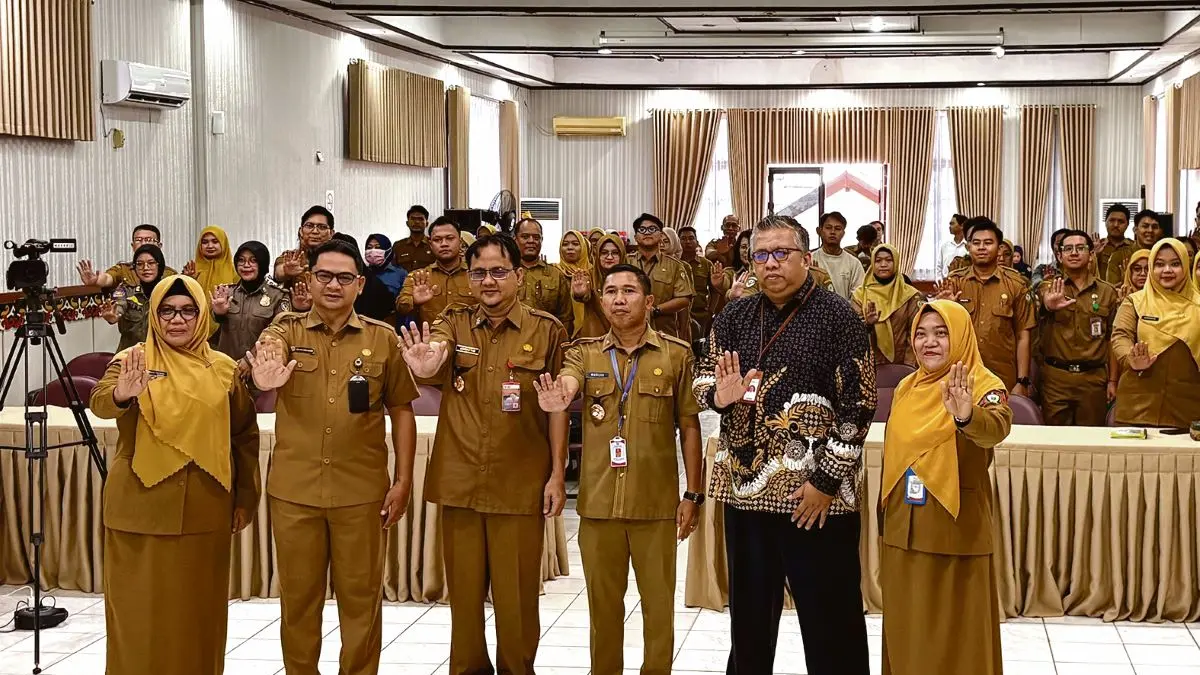 FOTO BERSAMA: Staf Ahli Bupati Kotim, Muslih (tiga dari kanan) berfoto bersama disela-sela kegiatan pelatihan SDM Teknis Pelaksanaan PUG berupa advokasi kebijakan dan pendampingan pelaksanaan PUG serta PPRG Tahun 2026, Selasa (9/6/2026). FOTO: YUNI/RADAR SAMPIT
