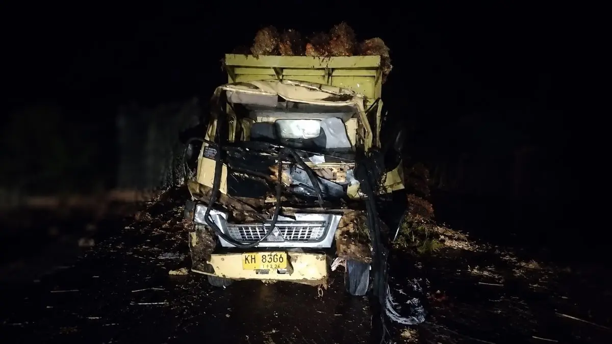 CELAKA: Kondisi salah satu truk pengangkut kelapa sawit yang ringsek setelah terlibat tabrakan di Jalan Tjilik Riwut, Desa Sungai Paring, Kecamatan Cempaga, Senin (8/6/2026) malam. Sopir dan kernet sempat terjepit sebelum berhasil dievakuasi warga. FOTO: IST/RADAR SAMPIT