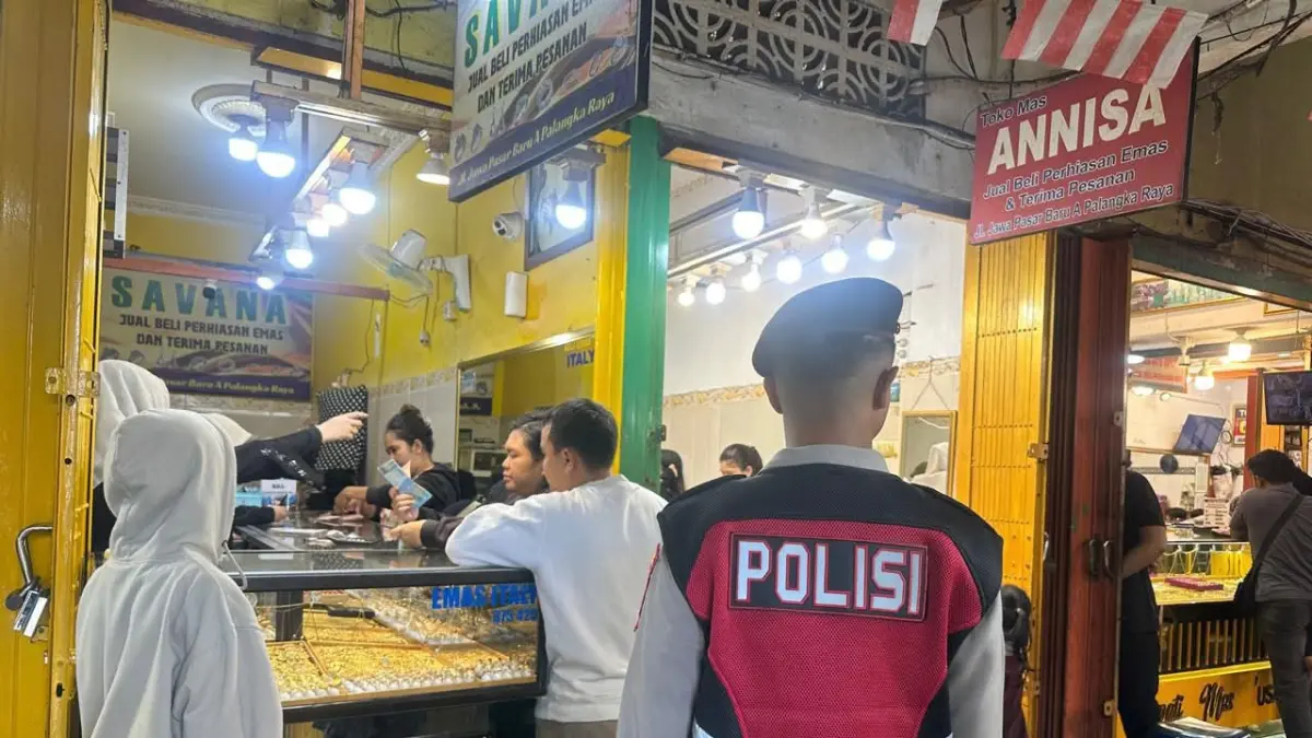 Aktivitas jual beli perhiasan emas di salah satu pusat perbelanjaan tradisional di Palangka Raya. (dok.radarsampit)