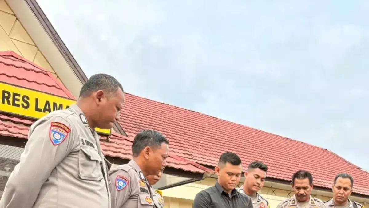 Anggota Polres Lamandau mengoperasikan drone untuk memantau wilayah. (RIA/RADAR SAMPIT)&nbsp;