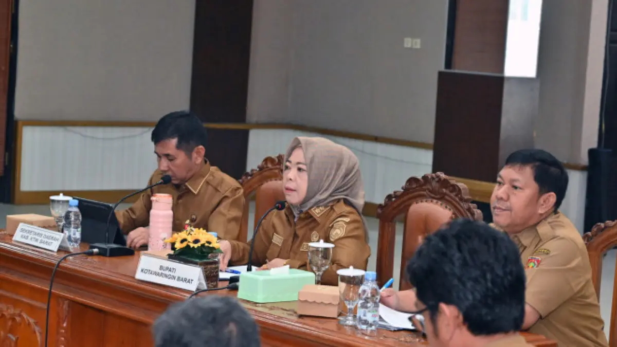 Bupati Kotawaringin Barat memberikan arahan dalam kegiatan rapat koordinasi penguatan tata kelola publikasi di aula Sangga Banua Kantor Bupati Kobar.&nbsp;(syamsudin/radar sampit) 