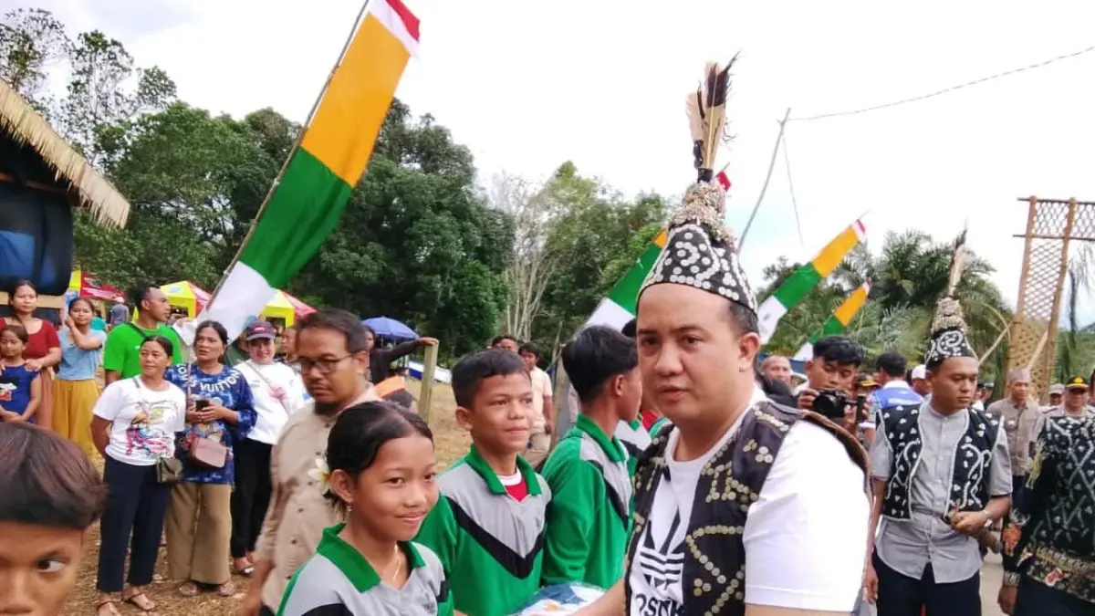Bupati Lamandau membagikan seragam gratis kepada para pelajar.&nbsp;(RIA/RADAR SAMPIT) 